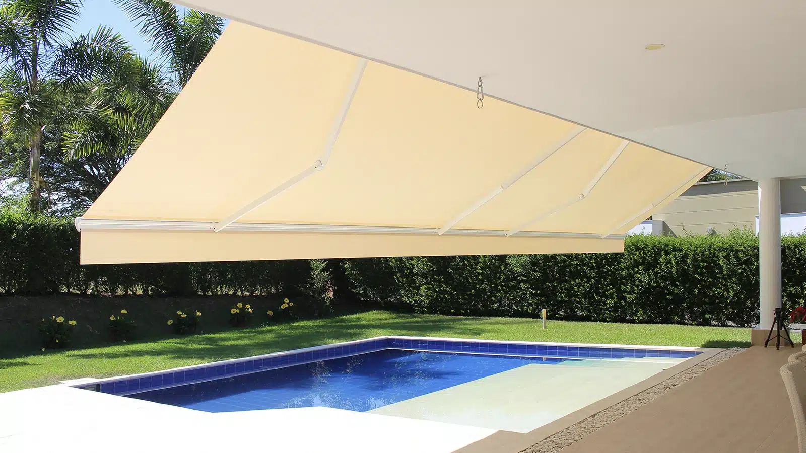 Toldo de brazos invisibles extendido sobre un patio