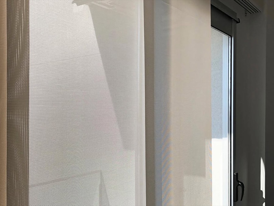 Detalle de la tela de un panel oriental Sunscreen con la luz atravesándola