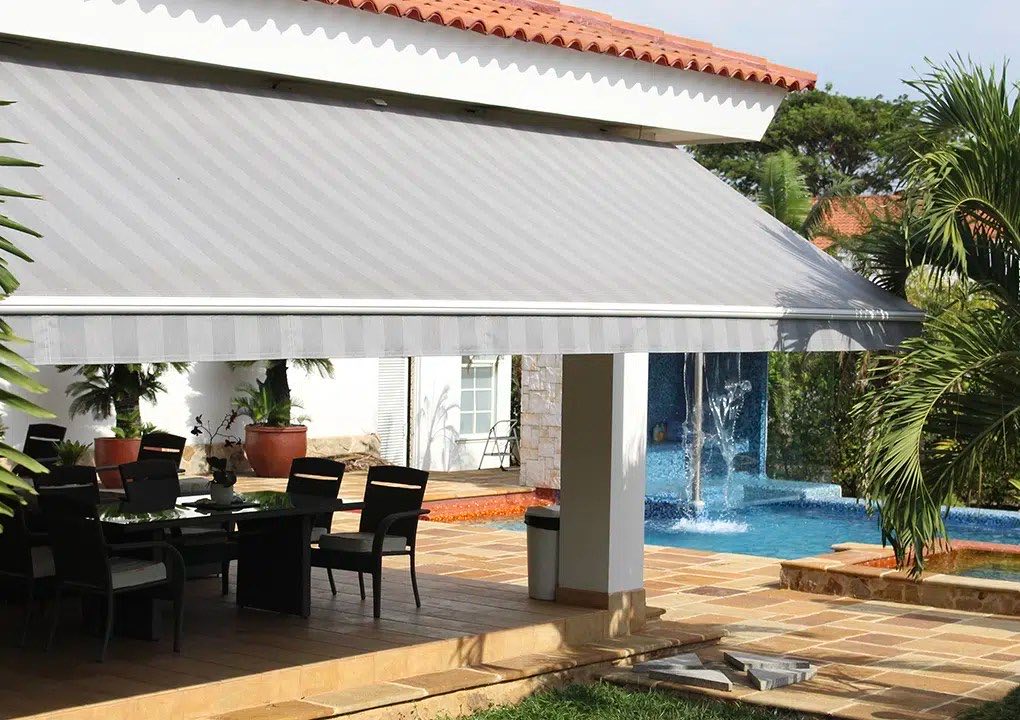 Toldo de brazo invisible extendido