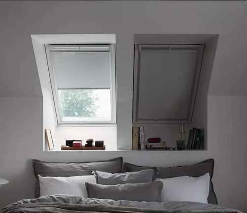 Dos ventanas de techo con cortina blackout y marco de aluminio, una abierta y otra cerrada